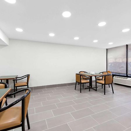 Clarion Inn & Suites Near The Leconte Center Пиджен Фордж Екстериор снимка