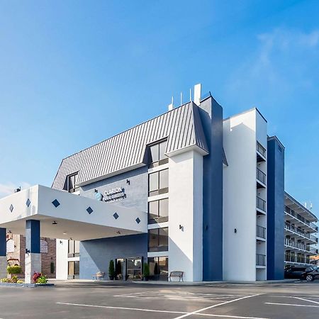 Clarion Inn & Suites Near The Leconte Center Пиджен Фордж Екстериор снимка