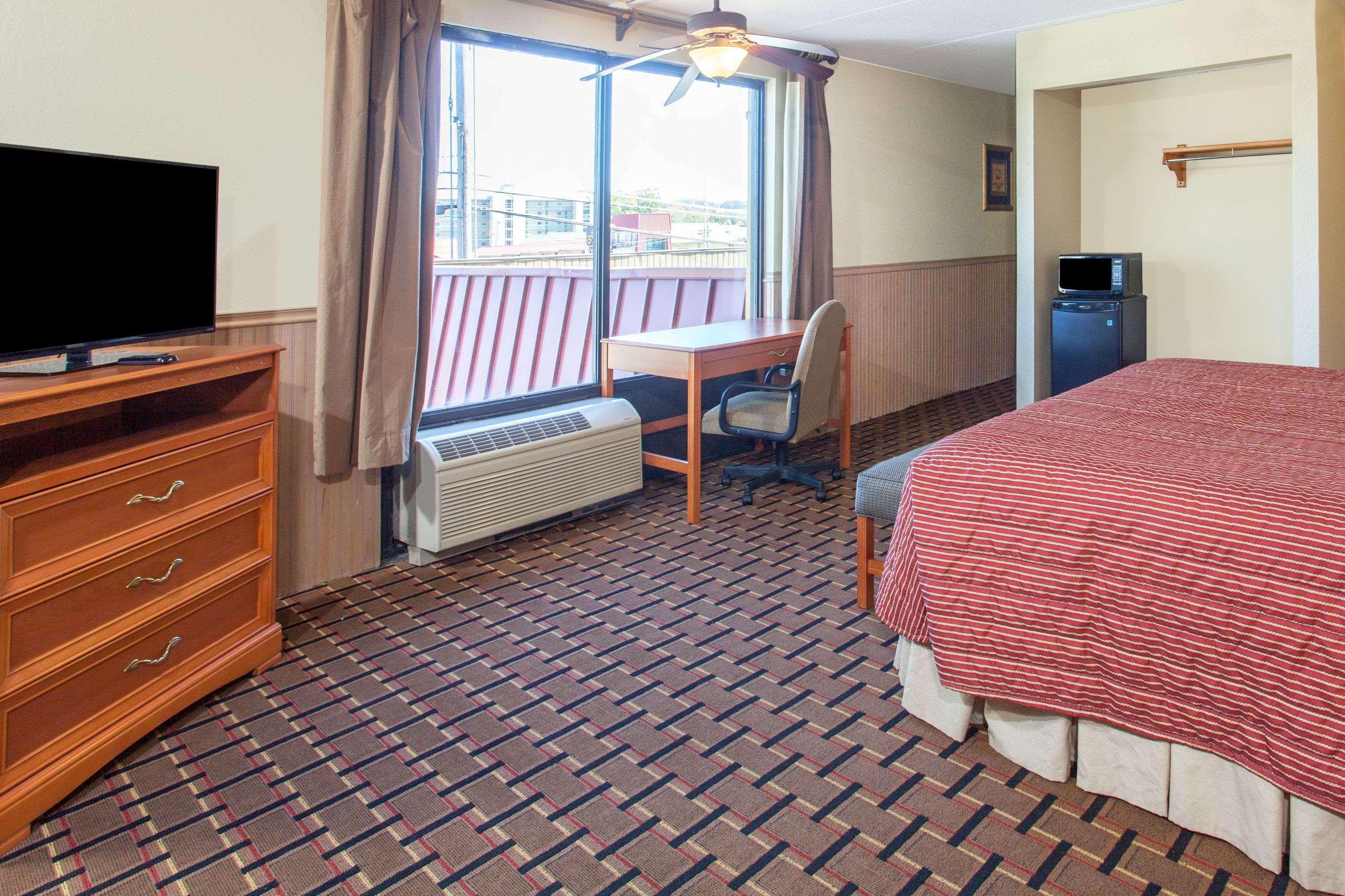 Clarion Inn & Suites Near The Leconte Center Пиджен Фордж Екстериор снимка