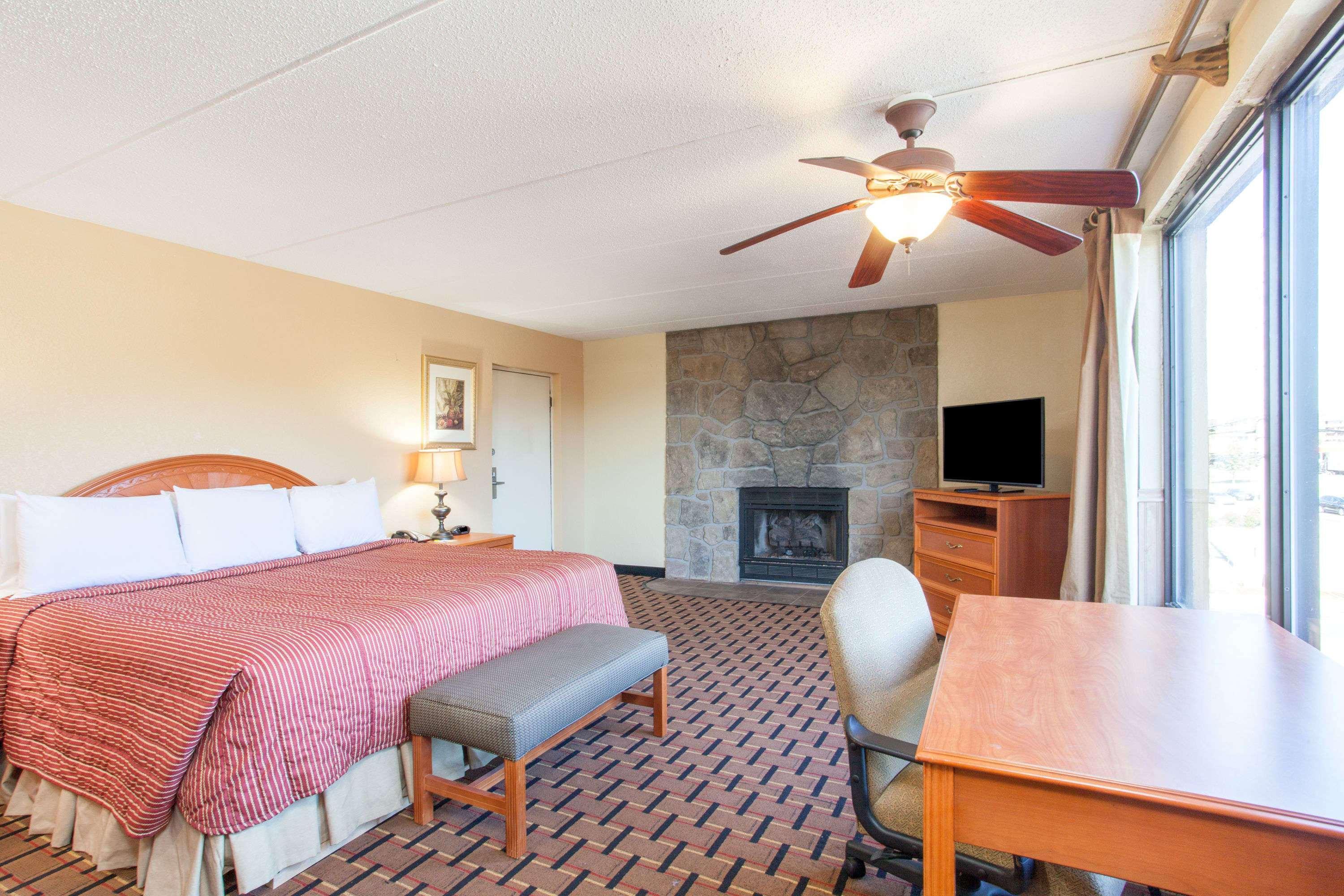 Clarion Inn & Suites Near The Leconte Center Пиджен Фордж Екстериор снимка