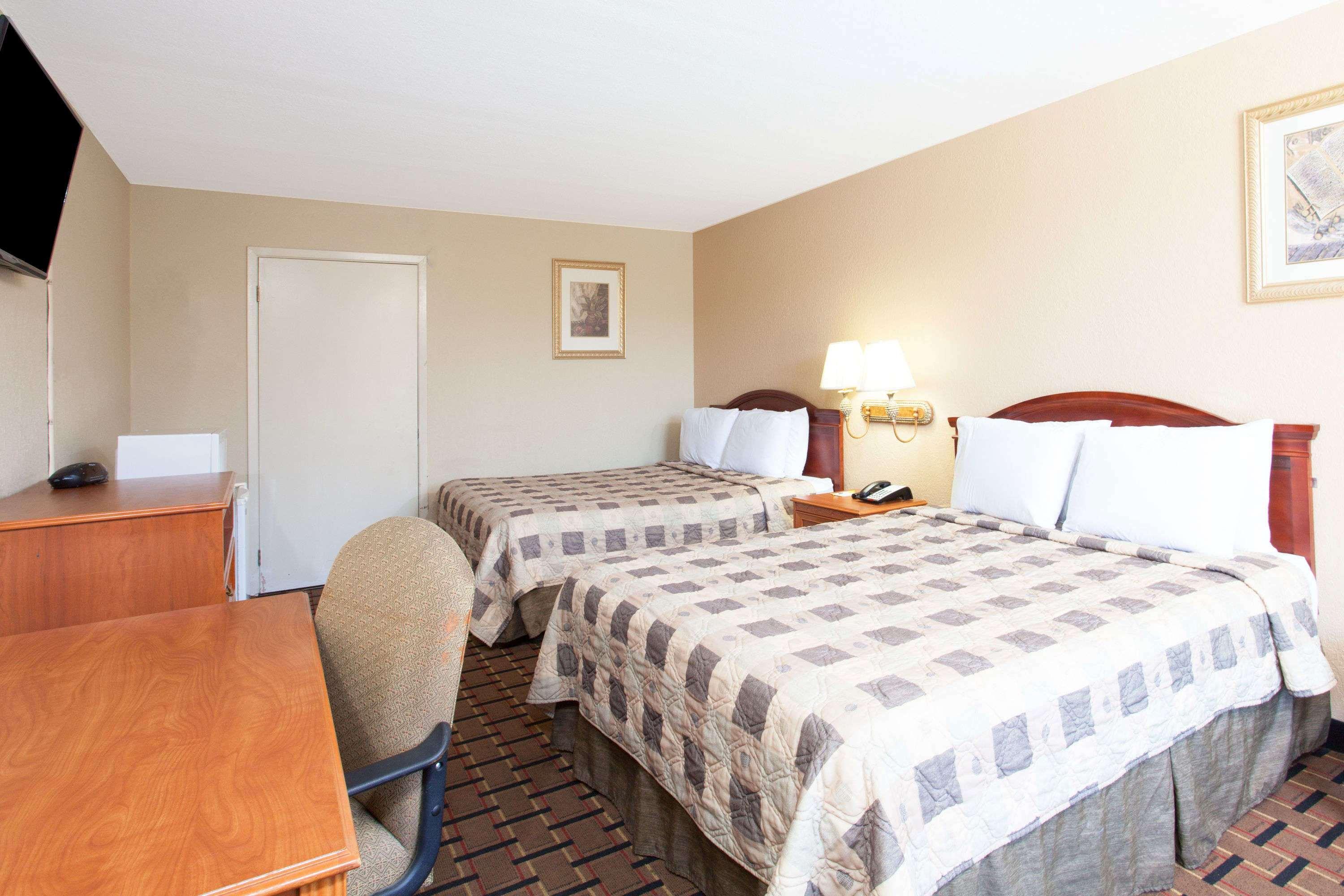 Clarion Inn & Suites Near The Leconte Center Пиджен Фордж Екстериор снимка