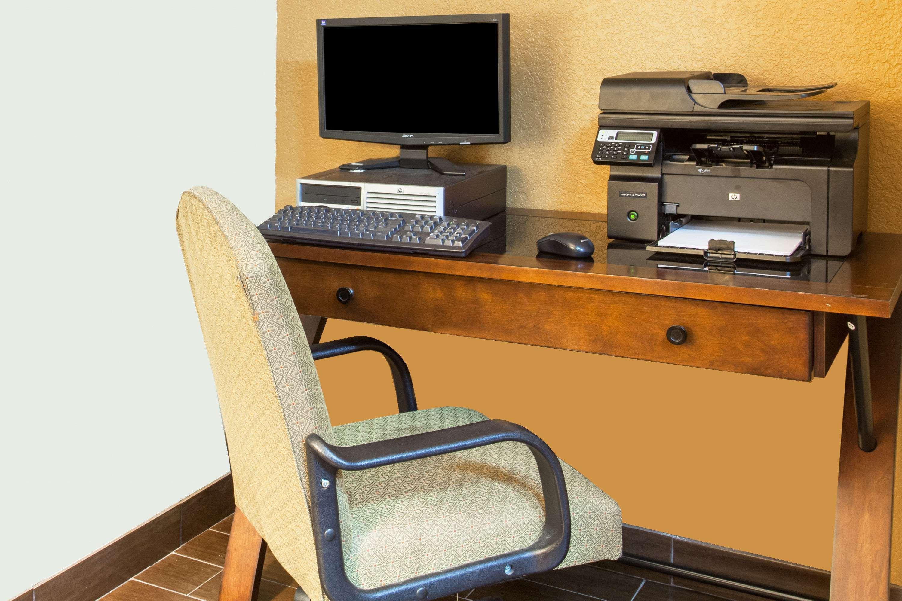 Clarion Inn & Suites Near The Leconte Center Пиджен Фордж Екстериор снимка