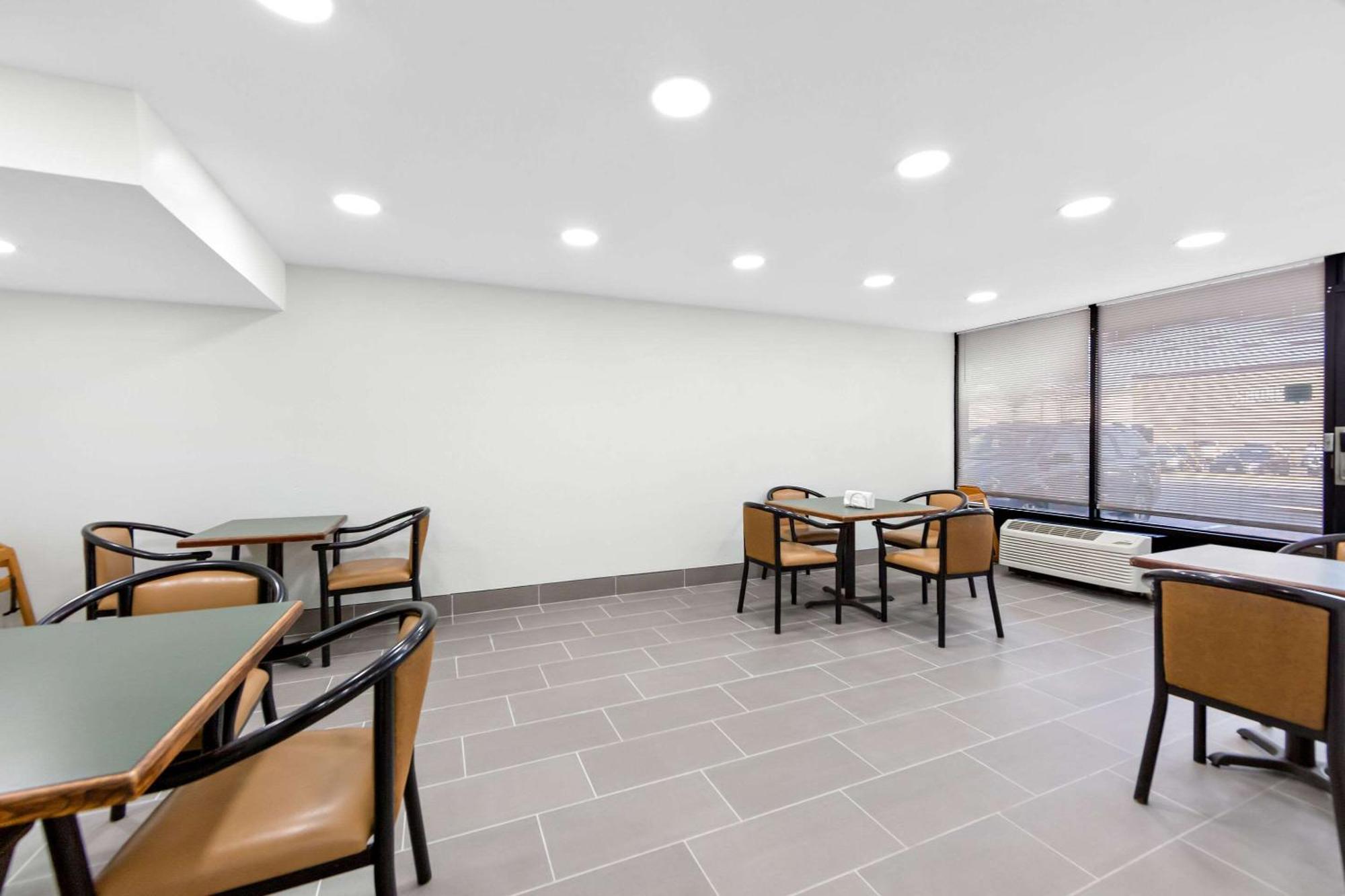 Clarion Inn & Suites Near The Leconte Center Пиджен Фордж Екстериор снимка