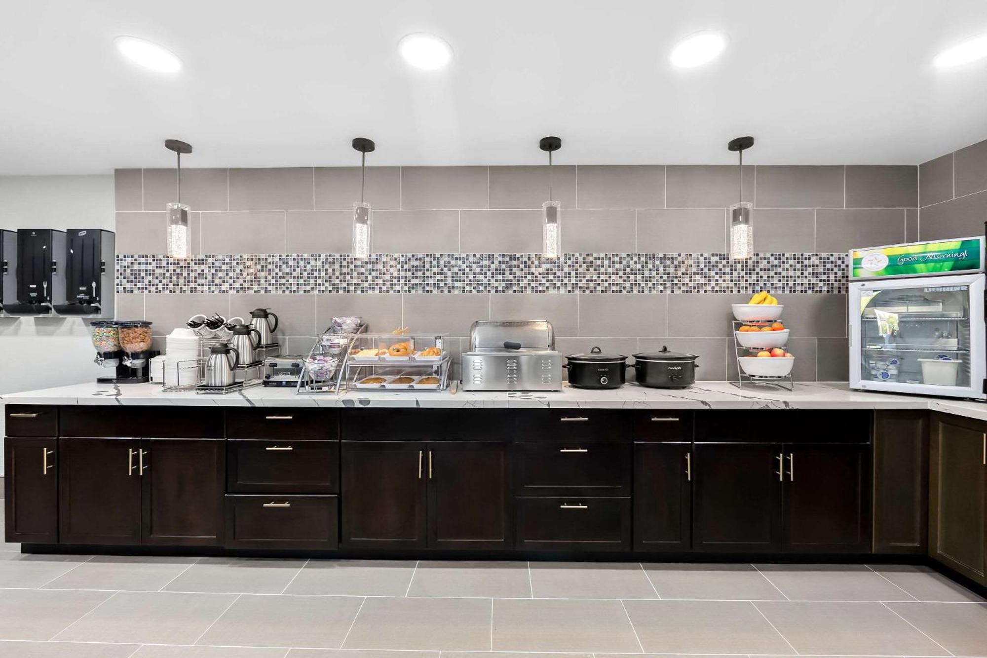Clarion Inn & Suites Near The Leconte Center Пиджен Фордж Екстериор снимка