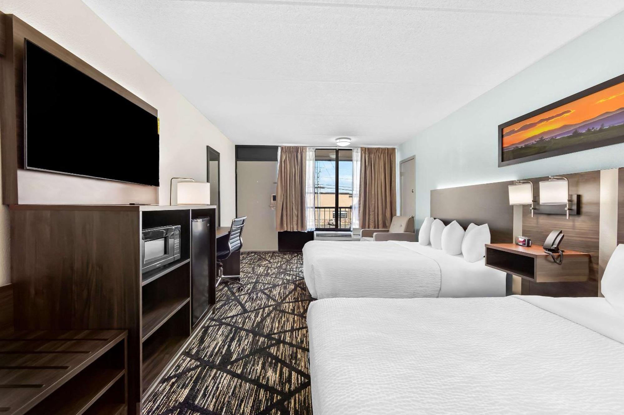 Clarion Inn & Suites Near The Leconte Center Пиджен Фордж Екстериор снимка
