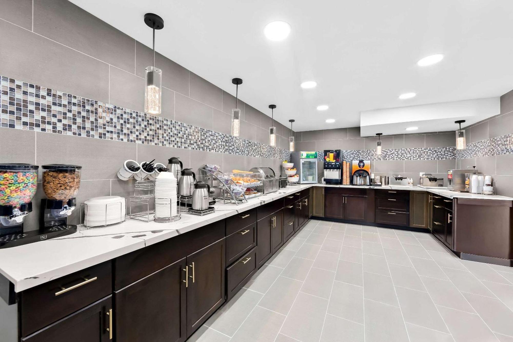 Clarion Inn & Suites Near The Leconte Center Пиджен Фордж Екстериор снимка