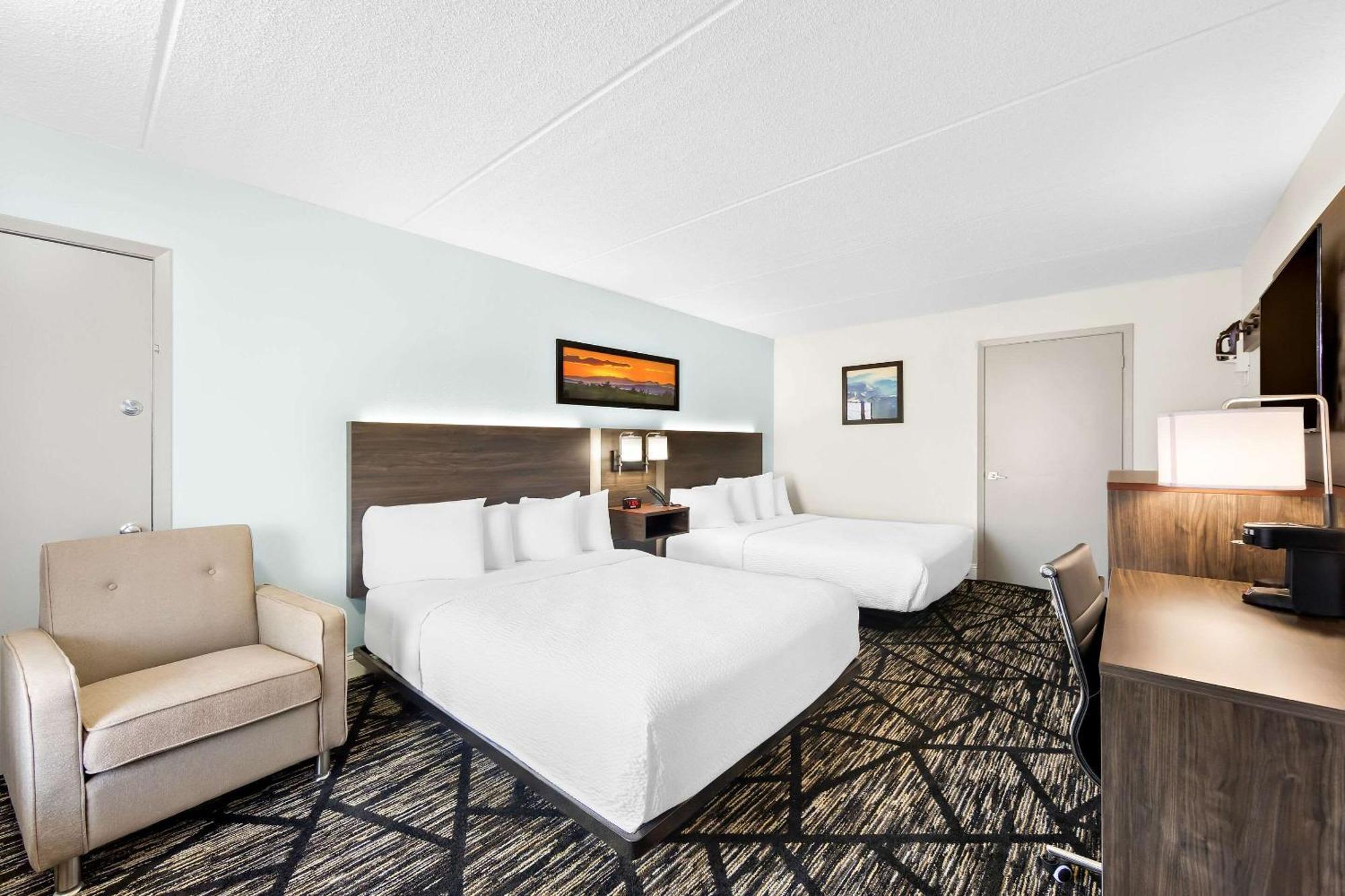 Clarion Inn & Suites Near The Leconte Center Пиджен Фордж Екстериор снимка
