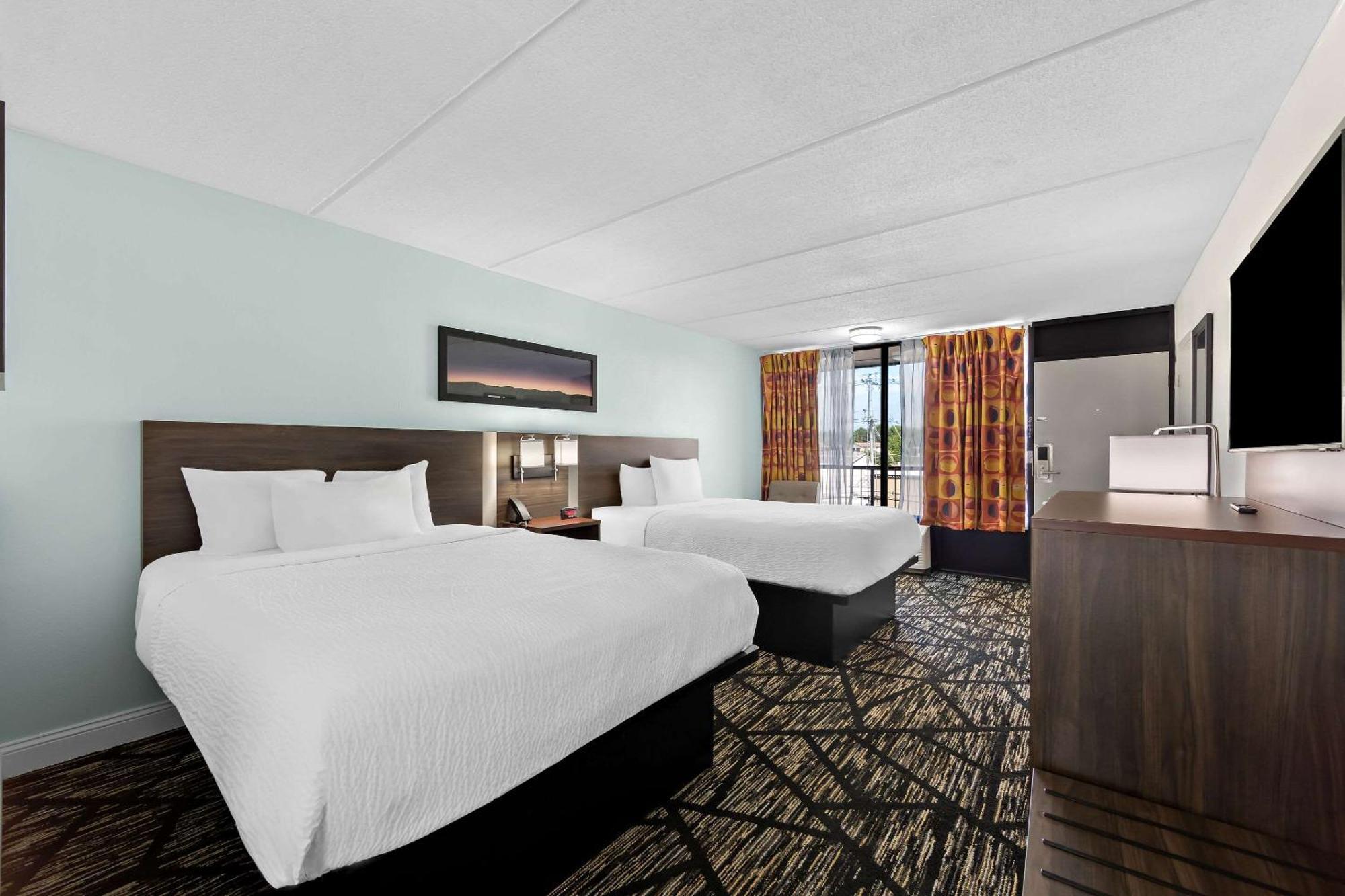 Clarion Inn & Suites Near The Leconte Center Пиджен Фордж Екстериор снимка