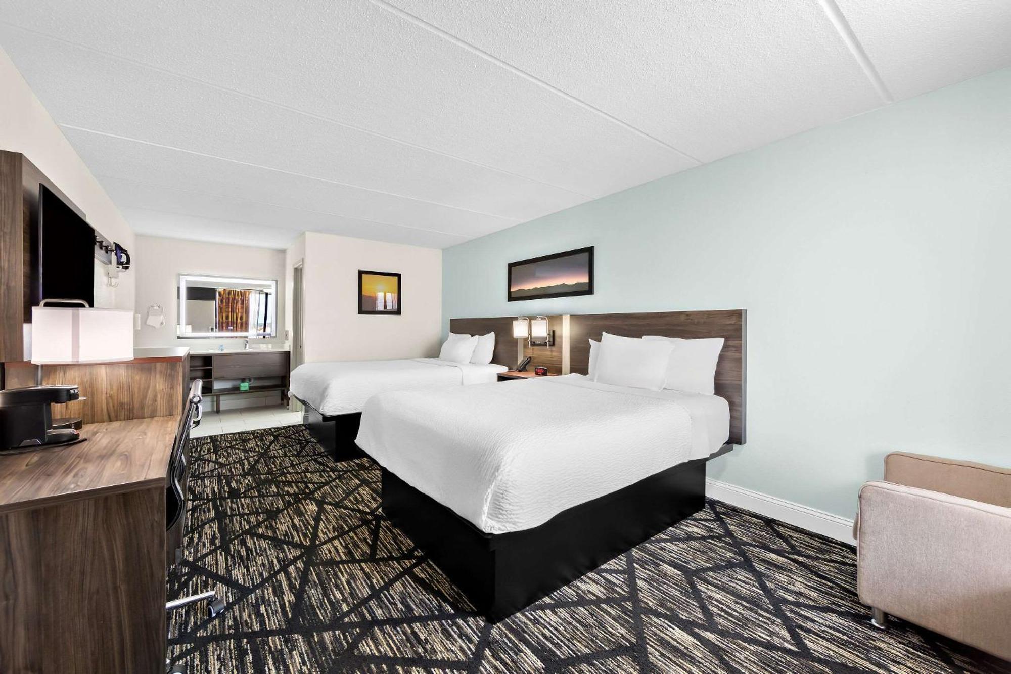 Clarion Inn & Suites Near The Leconte Center Пиджен Фордж Екстериор снимка