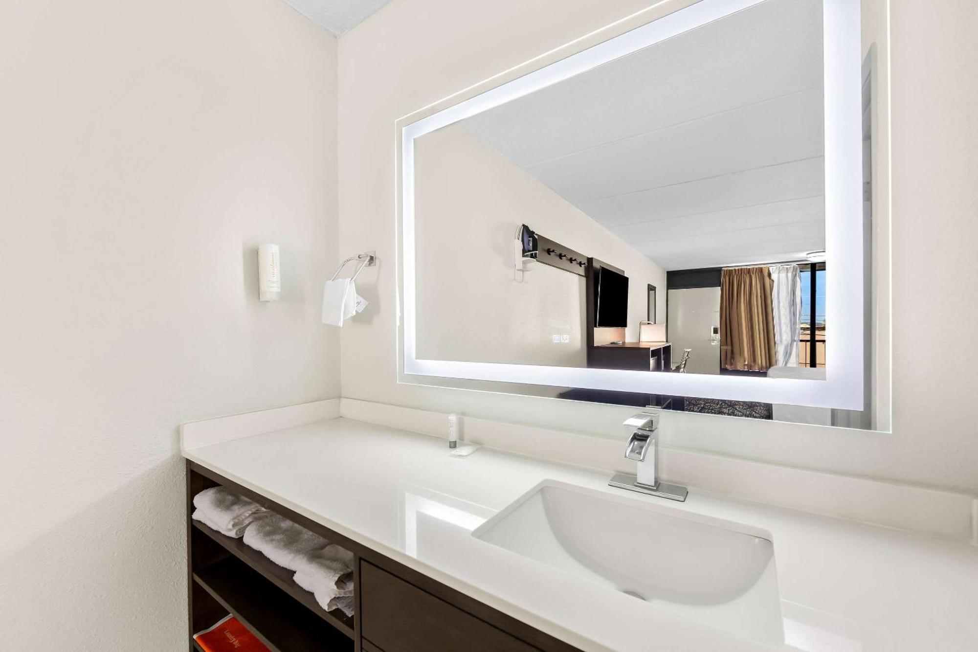 Clarion Inn & Suites Near The Leconte Center Пиджен Фордж Екстериор снимка