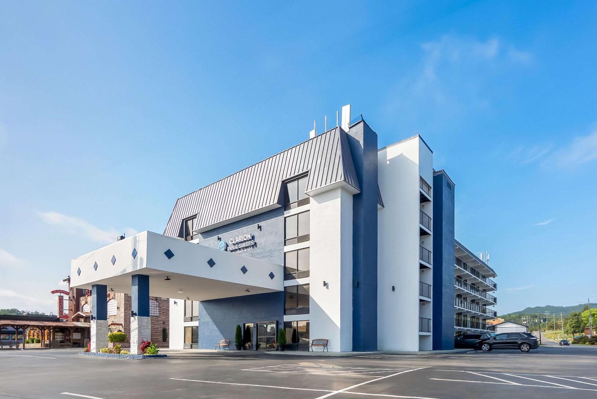 Clarion Inn & Suites Near The Leconte Center Пиджен Фордж Екстериор снимка