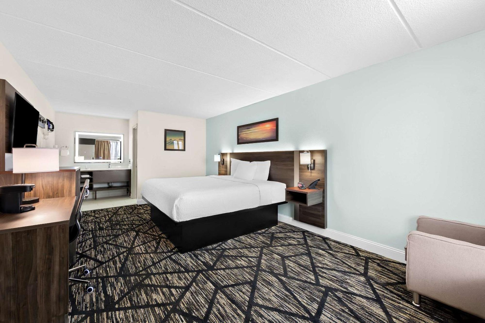 Clarion Inn & Suites Near The Leconte Center Пиджен Фордж Екстериор снимка