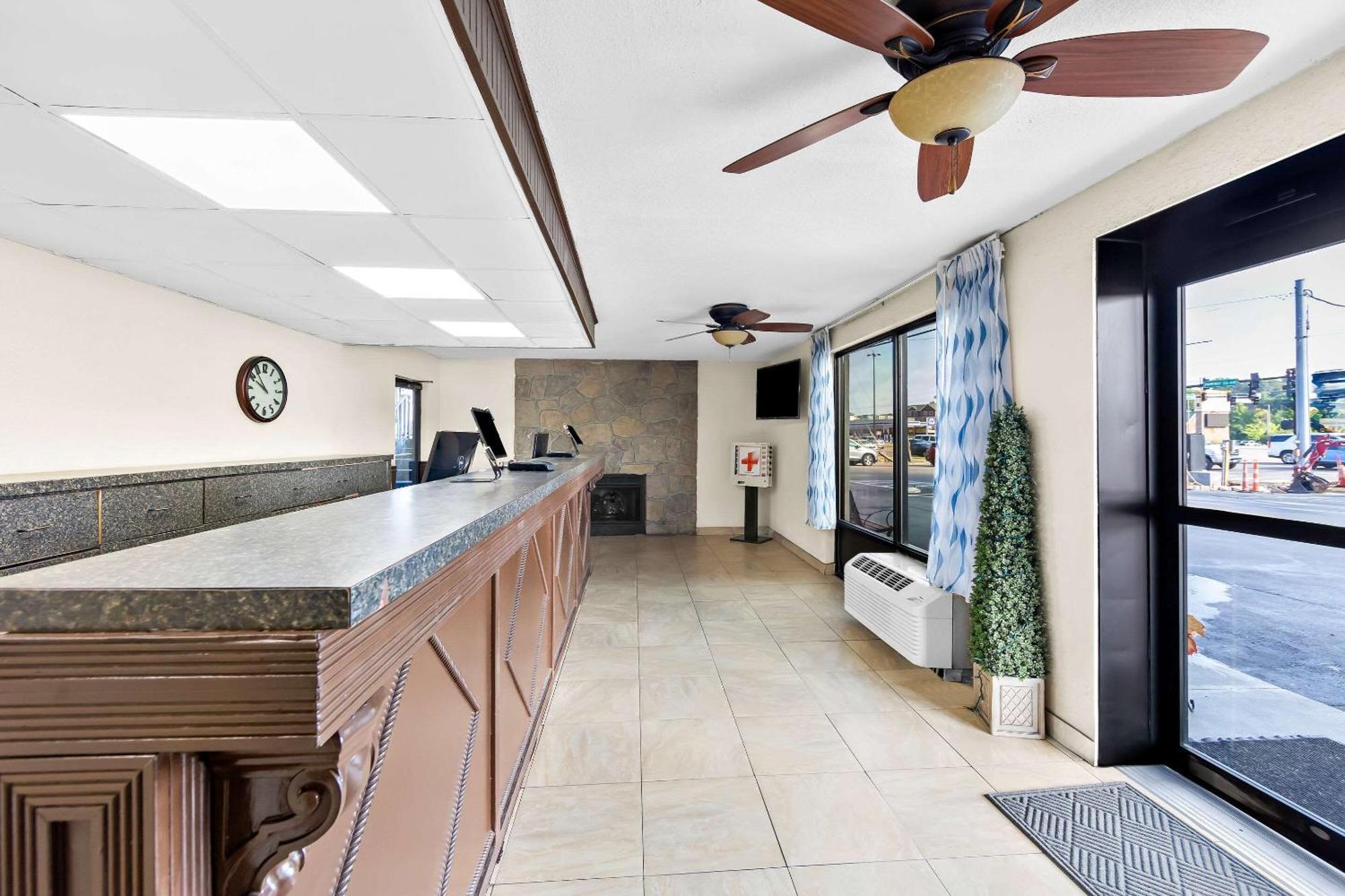 Clarion Inn & Suites Near The Leconte Center Пиджен Фордж Екстериор снимка