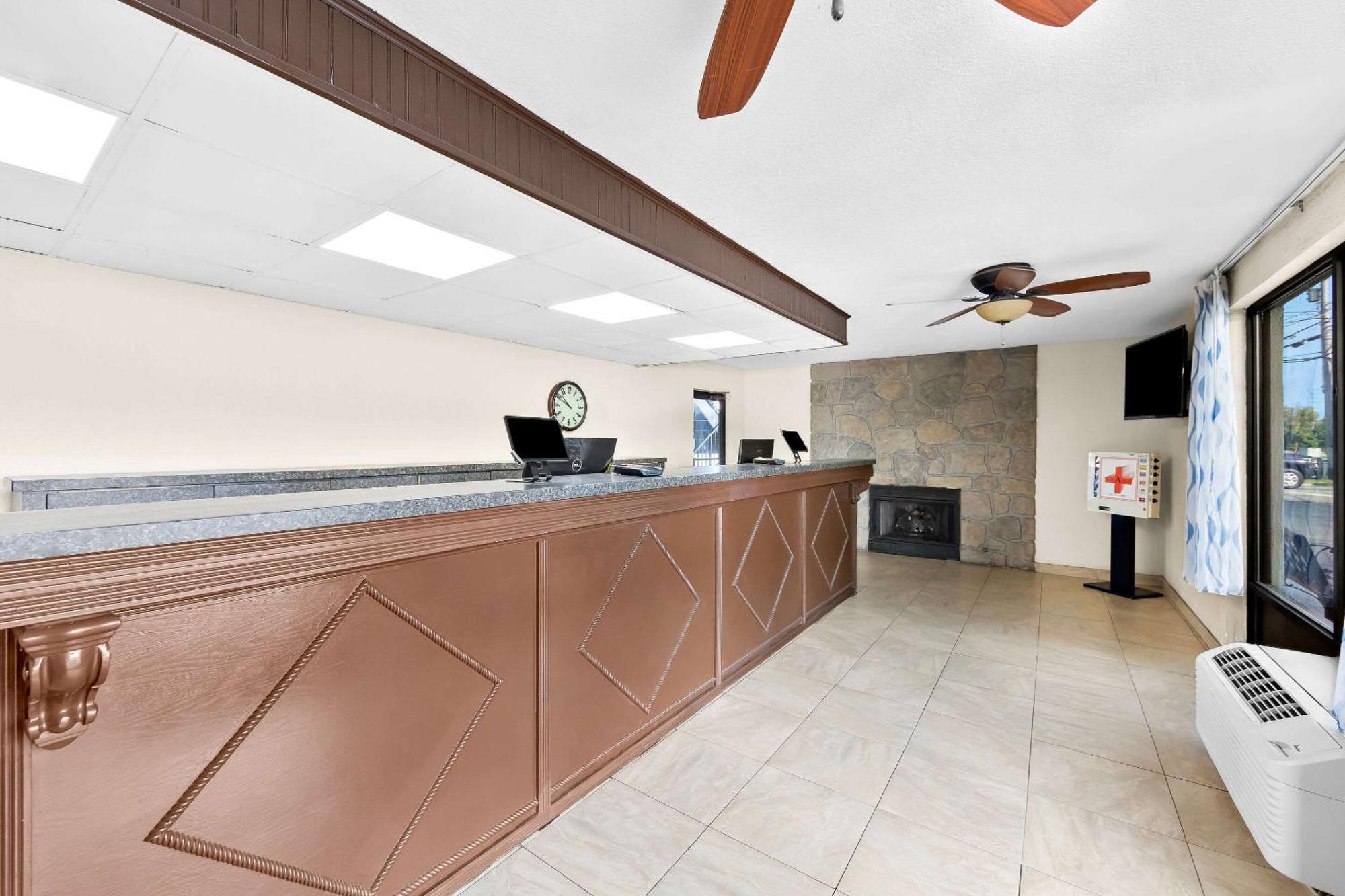 Clarion Inn & Suites Near The Leconte Center Пиджен Фордж Екстериор снимка
