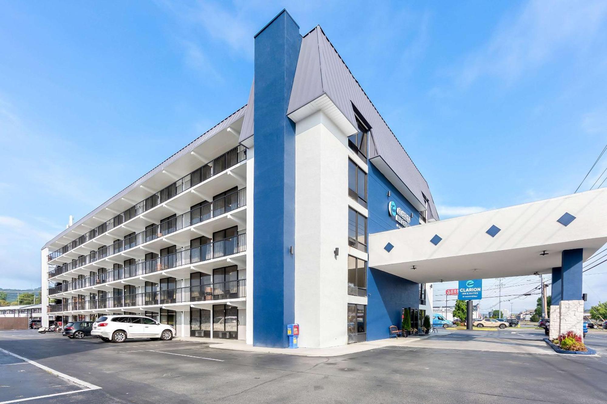 Clarion Inn & Suites Near The Leconte Center Пиджен Фордж Екстериор снимка