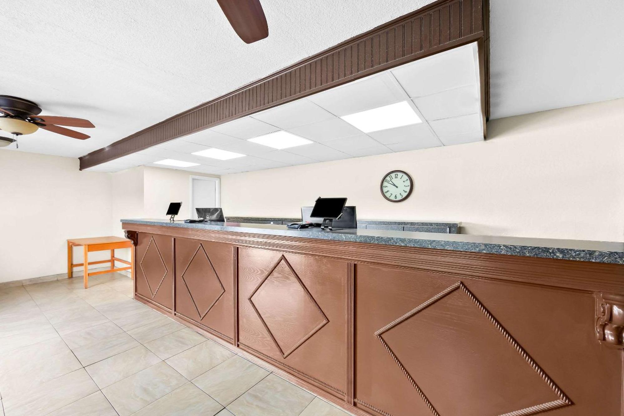 Clarion Inn & Suites Near The Leconte Center Пиджен Фордж Екстериор снимка