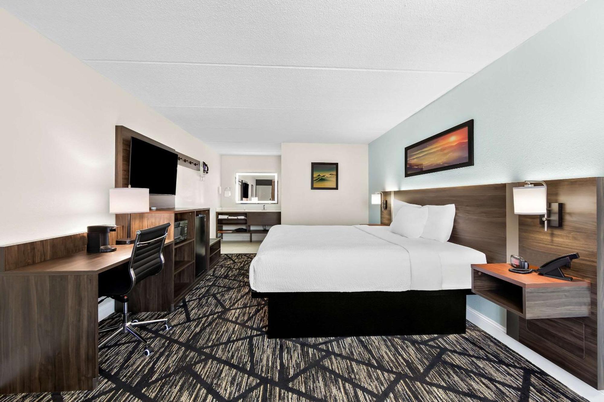 Clarion Inn & Suites Near The Leconte Center Пиджен Фордж Екстериор снимка