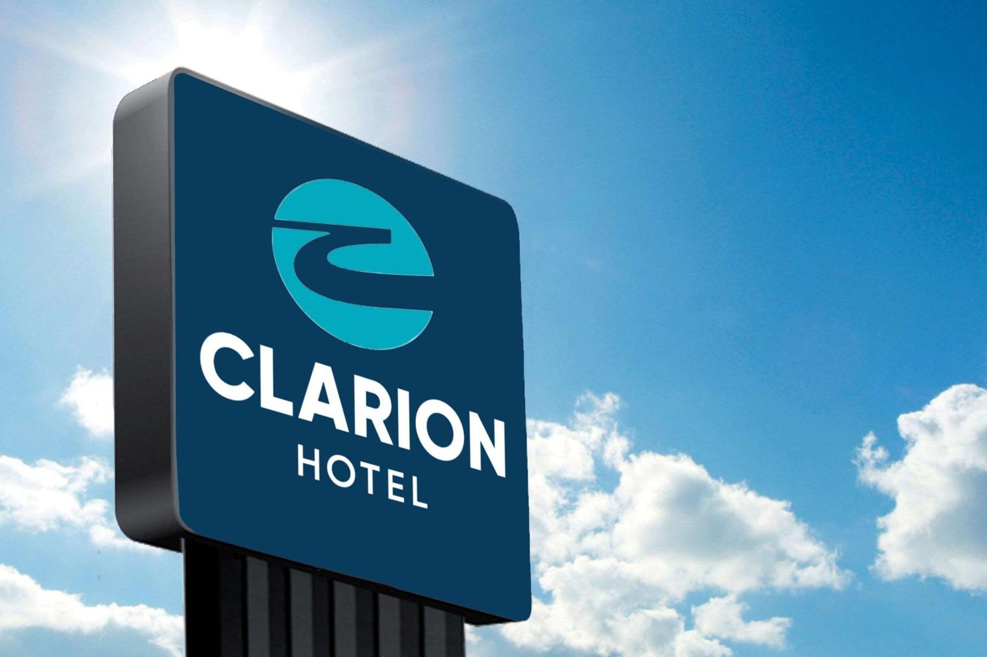 Clarion Inn & Suites Near The Leconte Center Пиджен Фордж Екстериор снимка
