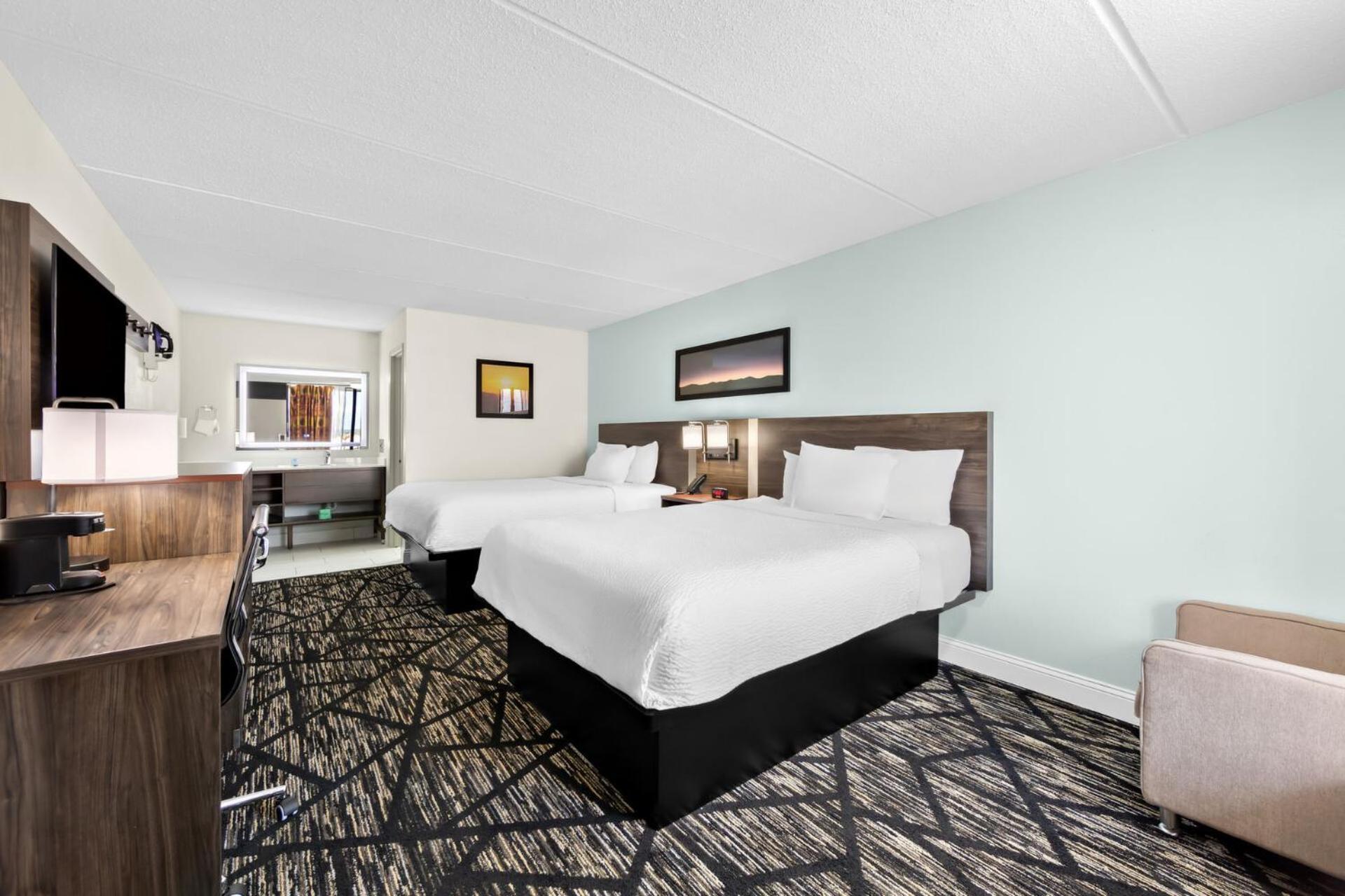Clarion Inn & Suites Near The Leconte Center Пиджен Фордж Екстериор снимка