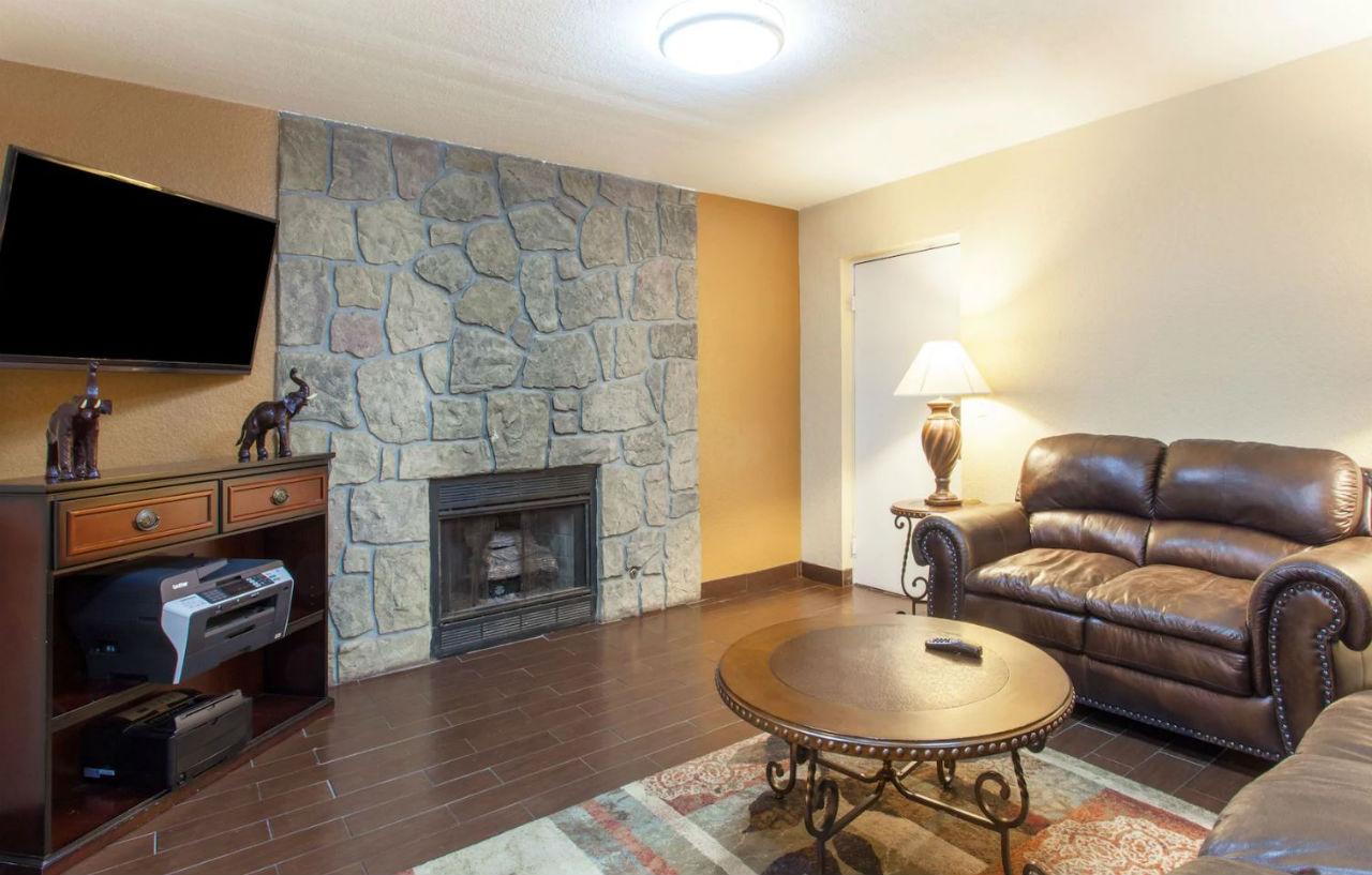 Clarion Inn & Suites Near The Leconte Center Пиджен Фордж Екстериор снимка